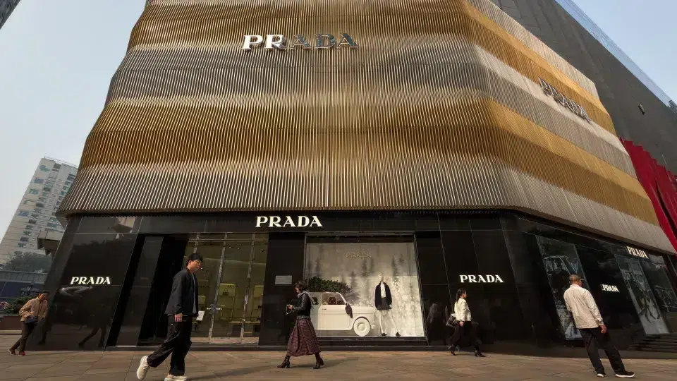 Prada completes purchase of Versace for 1.184 million euros