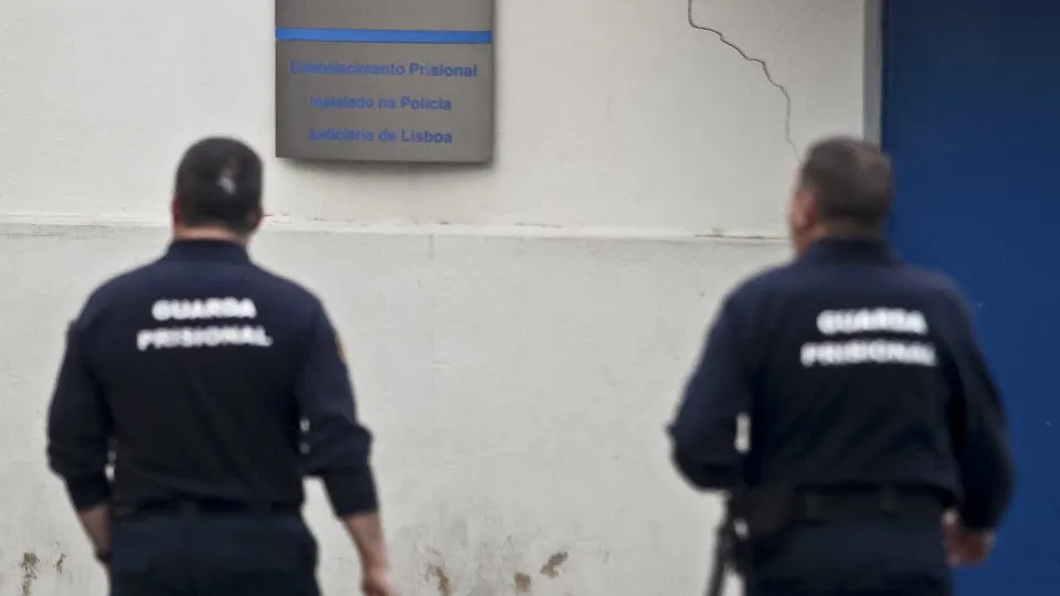 Prison guards reach an agreement with the government and abandon the general strike.