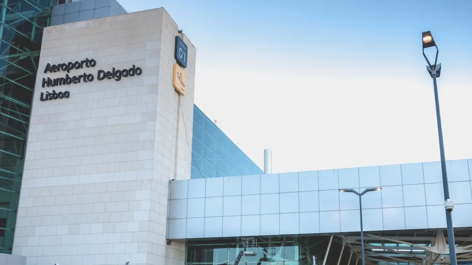 PSP detains 2 at Lisbon airport on suspicion of human trafficking.