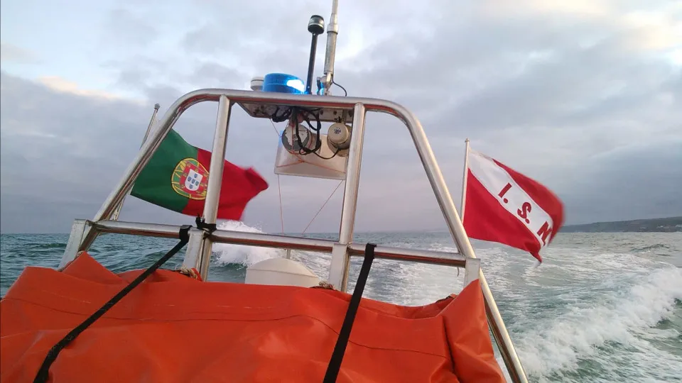Searches resumed for three fishermen after shipwreck in Caminha