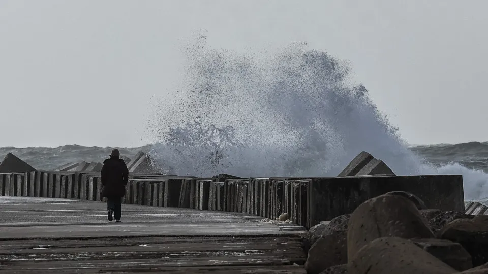 Seven districts under orange alert and ten under yellow alert due to maritime agitation