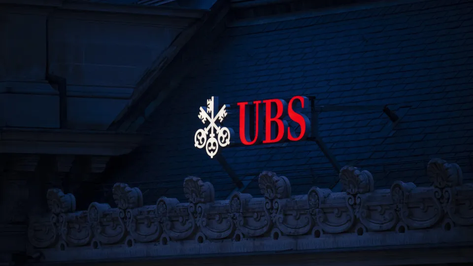 Shares of the Swiss bank UBS briefly surpassed the 37 euro mark.
