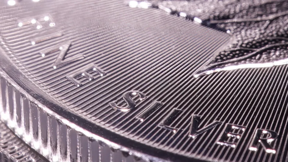 Silver has never been worth so much! It hits a record again at 61.61 dollars per ounce.