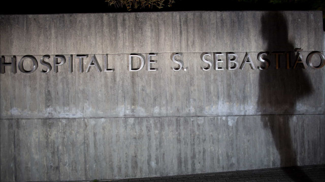 Smashes appliances with a hammer in a store. There's a video (and €40,000 in damages)