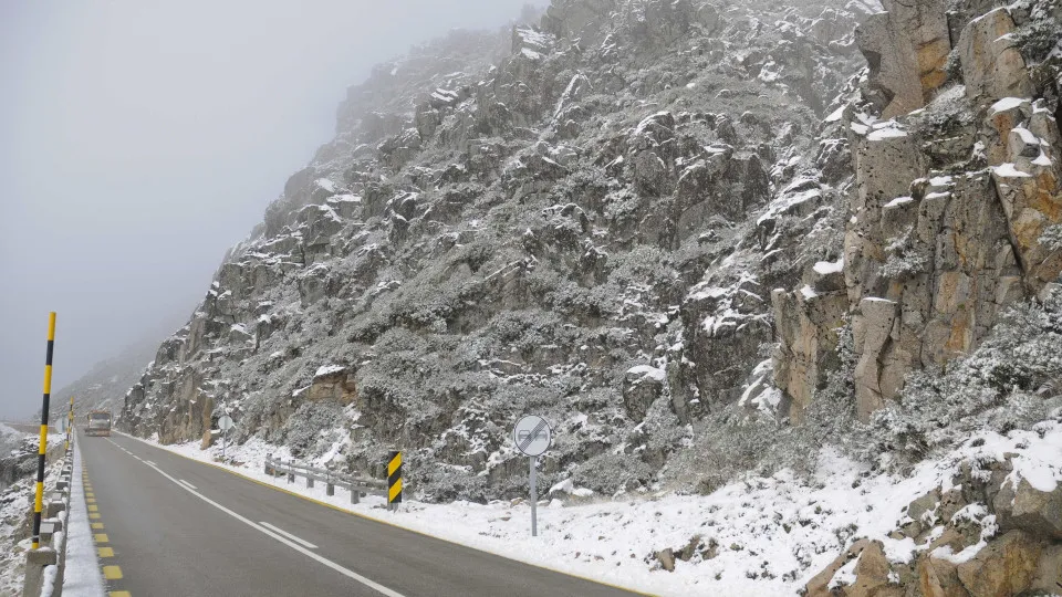 Snowfall closes access to the central massif of Serra da Estrela.