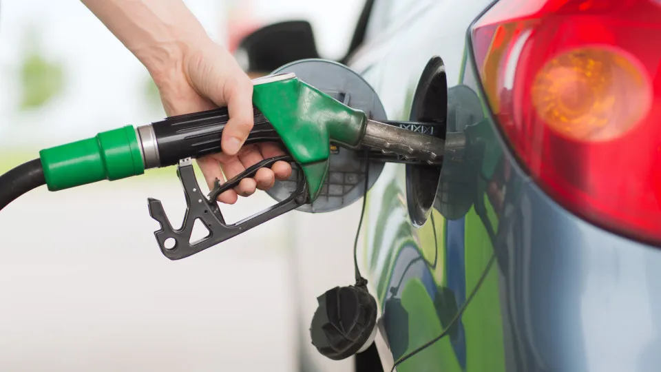 The average price of gasoline fell by 0.4% and diesel by 0.7% in October.