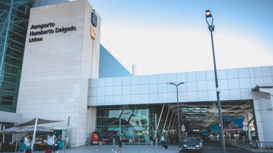 Three detainees on the run at Lisbon Airport. One for 153 million fraud.