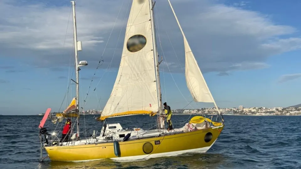 Two French nationals assisted after sailboat lost propulsion in Cascais