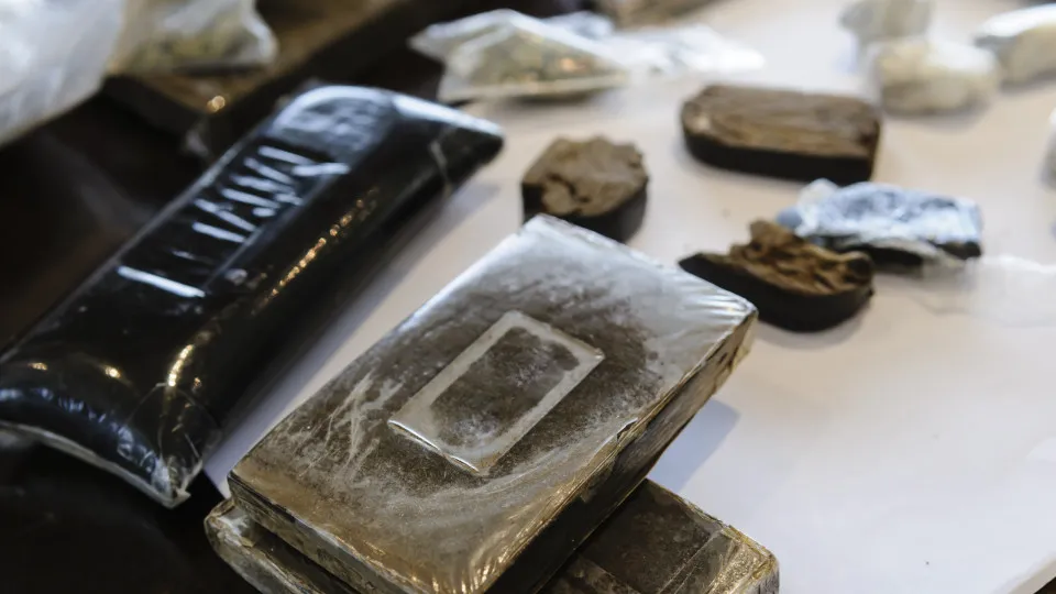 Two young people arrested and more than 6,800 doses of hashish seized