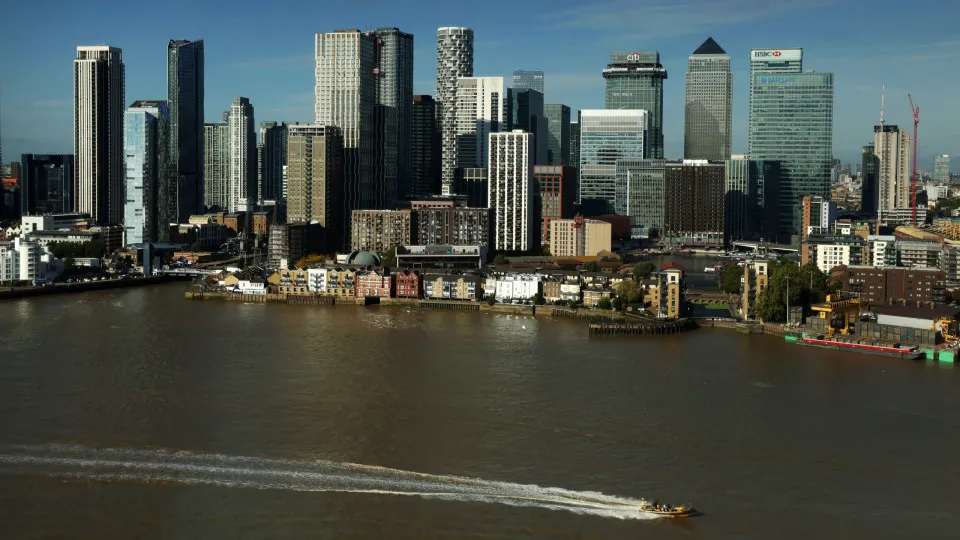 UK GDP falls again by 0.1% in October sequentially