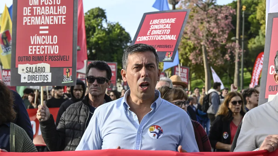 "Unequivocal strength." CGTP estimates that more than three million are on strike.