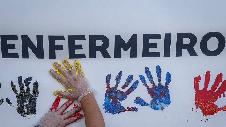 Union calls for a 16-hour nurses' strike on December 12.