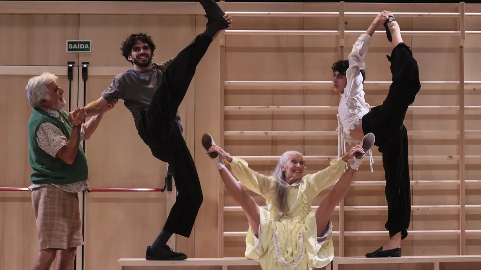 Victor Hugo Pontes's creation crosses various stages of life on stage.