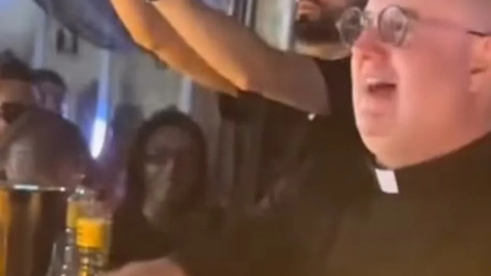 Video. DJ Father Guilherme succeeds again (this time in Mexico)