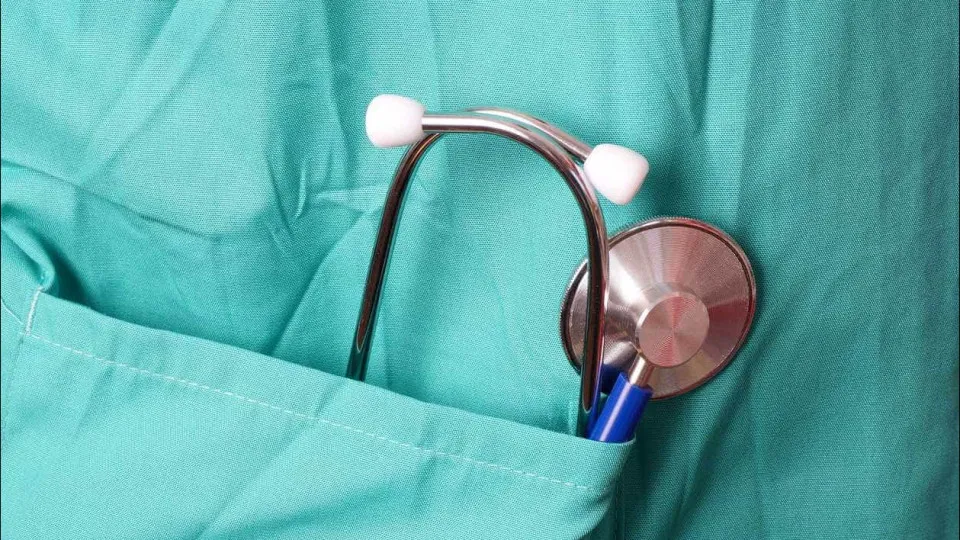 Young doctors call for suspension of criteria for the internship.