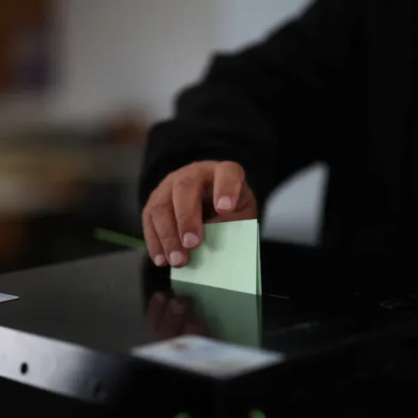 Community advisers once again call for solutions to reduce abstention.