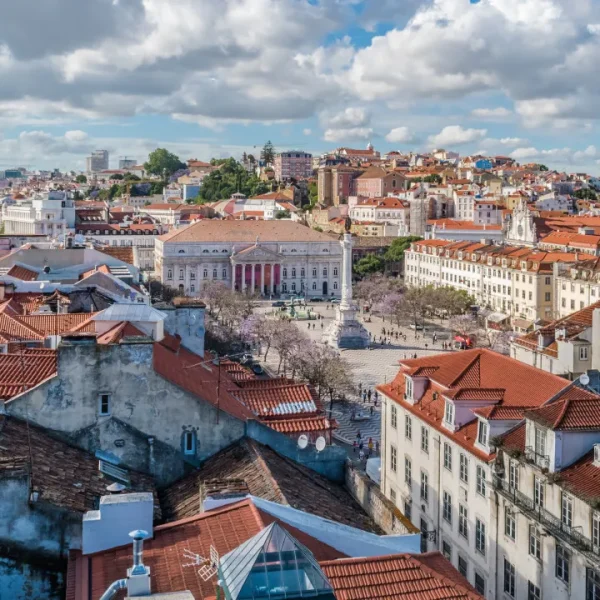 Fire in the kitchen brought firefighters to a restaurant in Rossio, Lisbon.