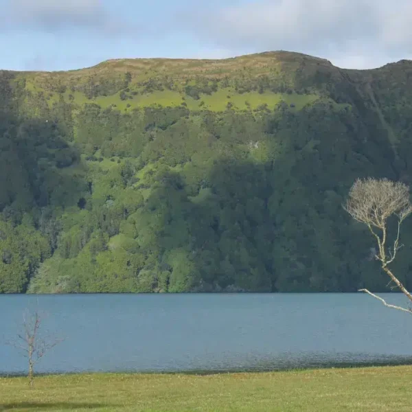 Searches for missing person in Lagoa das Sete Cidades resumed tomorrow.
