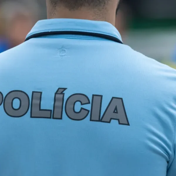 Woman left minors alone in Matosinhos. Slept in the car after drinking